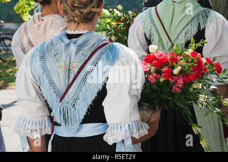 Deutschland, Bayern, München, Oktoberfest, Oktoberfest-Parade, Mädchen in bayerischer Tracht Stockfoto