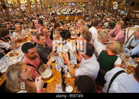 Deutschland, Bayern, München, Oktoberfest, typische Bier Zelt-Szene Stockfoto