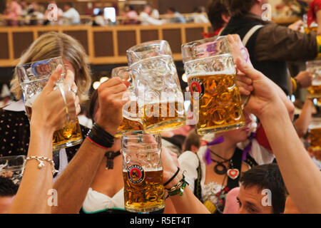 Deutschland, Bayern, München, Oktoberfest, typische Bier Zelt-Szene Stockfoto