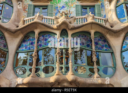 Barcelona, Spanien - 21. Oktober 2013: Fragment der Fassade des berühmten Casa Batllo, Gebäude von Antoni Gaudi und einer der wichtigsten touristischen attra Stockfoto