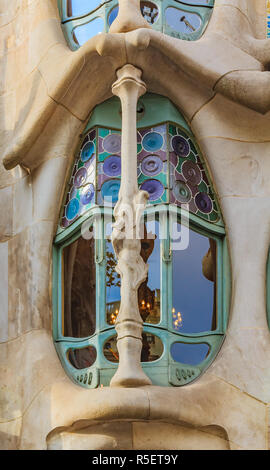 Barcelona, Spanien - 21. Oktober 2013: Fragment der Fassade des berühmten Casa Batllo, Gebäude von Antoni Gaudi und einer der wichtigsten touristischen attra Stockfoto