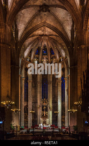 Dunkle gotische Kirchenschiff und der Altar mit mit verzierten Bögen in der Kathedrale des Hl. Kreuz und St. Eulalia, oder die Kathedrale von Barcelona in Barcelona, Spai Stockfoto