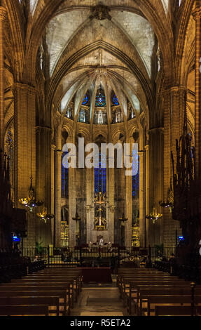 Dunkle gotische Kirchenschiff und der Altar mit mit verzierten Bögen in der Kathedrale des Hl. Kreuz und St. Eulalia, oder die Kathedrale von Barcelona in Barcelona, Spai Stockfoto