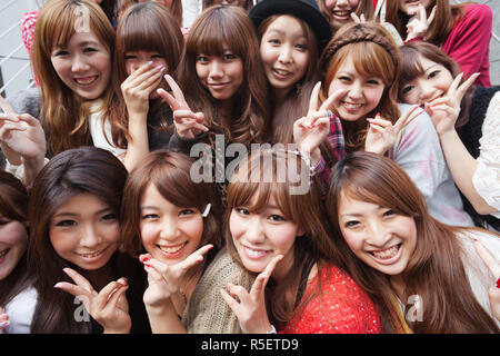 Japan, Tokio, Harajuku, Gruppe von Japanerinnen Stockfotografie - Alamy