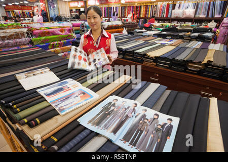 China, Peking, Seidenmarkt, Schneider und Stoff-Shop Stockfoto