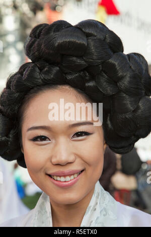 Südkorea, Seoul, Porträt der Frau in traditioneller Tracht Stockfoto