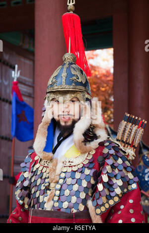 Südkorea, Seoul, Deoksugung Palast, Portrait von zeremoniellen Guard in traditioneller Uniform Stockfoto