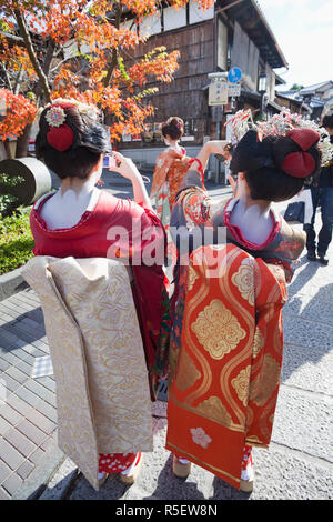 Japan, Kyoto, Kyoto, Maiko (Lehrling Geisha) im Kimono gekleidet Stockfoto