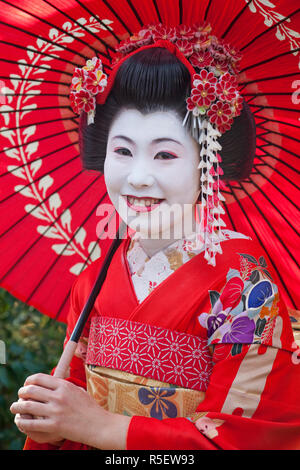 Japan, Kyoto, Maiko (Lehrling Geisha) im Kimono gekleidet Stockfoto