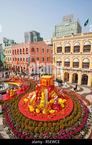 China, Macau, Senatsplatz mit Anzeige der Chinese New Year Dekorationen Stockfoto