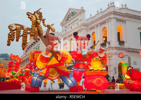 China, Macau, Senatsplatz mit Anzeige der Chinese New Year Dekorationen Stockfoto