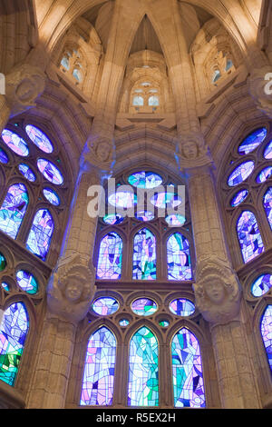 Spanien, Barcelona, Sagrada Familia, Glasfenster Stockfoto