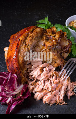 Frisch gebratene Schweinshaxe mit Senf Stockfoto