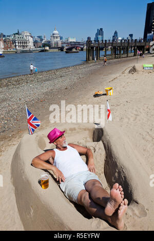 England, London, Bankside, Sandskulpturen-Künstler, die am Ufer der Themse entspannend Stockfoto