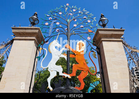 London, England, Queen Elizabeth, Hyde Park Gate aka Queen Mothers Gate Darstellung der Löwe und Einhorn Stockfoto