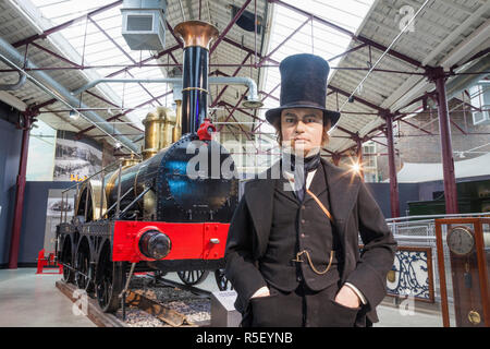 England, Wiltshire, Swindon, Great Western Railway Museum aka Dampf, Statue von Isambard Kingdom Brunel und Replik von Breitspur Lokomotive North Star Stockfoto