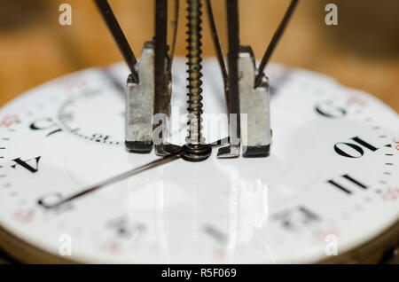 Watch Reparatur: Hände Remover Über die Hände von einer Taschenuhr Heben Stockfoto