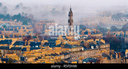 Großbritannien, Schottland, Edinburgh, New Town Dächer, Broughton St Marys Pfarrkirche und viktorianische Palm Haus der Royal Botanic Garden über Stockfoto