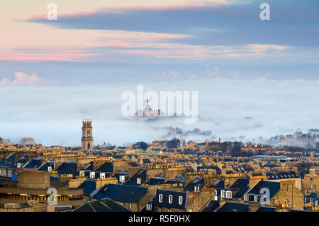 Großbritannien, Schottland, Edinburgh, neue Dächer der Stadt, St. Stephen's Church und Fettes College Stockfoto