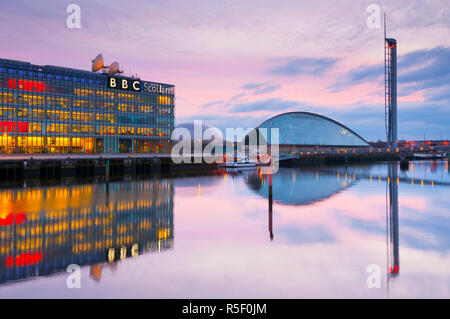 Großbritannien, Schottland, Glasgow, BBC Schottland, Glasgow Science Centre und der Glasgow Tower auf dem Fluss Clyde Stockfoto