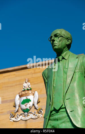 Großbritannien, Schottland, Glasgow, der Sauchiehall Street, Statue von Donald Dewar außerhalb der Glasgow Royal Concert Hall Stockfoto