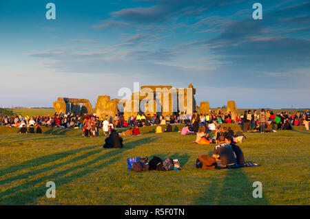 Großbritannien, England, Wiltshire, Stonehenge, Sommersonnenwende feiern Stockfoto