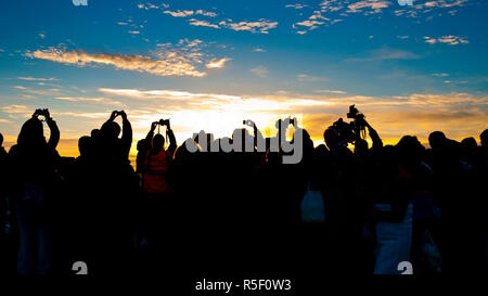 Großbritannien, England, Wiltshire, Stonehenge, Sommersonnenwende Feiern, Sunrise Stockfoto