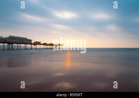 Großbritannien, England, Devon, Paignton Paignton Pier bei Sonnenaufgang Stockfoto