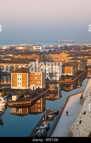 Großbritannien, England, Sussex, Brighton, auf der man Reiten Fahrrad unter Felsen in Brighton Marina Stockfoto