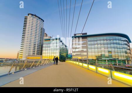 Großbritannien, England, Greater Manchester, Salford, Salford Quays, North Bay, MediaCityUK, Gehäuse BBC und MediaCityUK Fußgängerbrücke Stockfoto