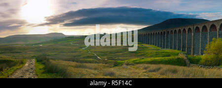 Großbritannien, England, North Yorkshire, Ribblehead Viadukt auf der Bahnstrecke Settle Carlisle Stockfoto
