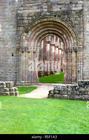 Ruinen von Fountains Abbey, Studley Royal Park, North Yorkshire, England, UK Stockfoto