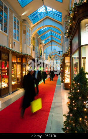 Großbritannien, England, London, Piccadilly, Burlington Arcade an Weihnachten Stockfoto