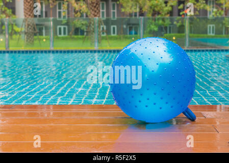 Fitness Ball auf Schwimmbad, Sommerurlaub Konzept Stockfoto