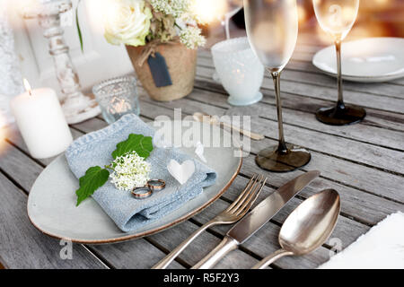 Tischdekoration im Vintage Stil für eine Hochzeit Abendessen Stockfoto