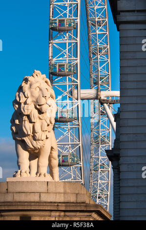 Großbritannien, England, London, South Bank Lion und London Eye Stockfoto