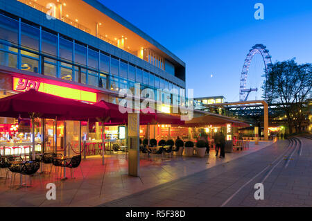 Großbritannien, England, London, Royal Festival Hall und dem London Eye Stockfoto