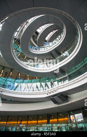 Vereinigtes Königreich, England, London, Siral Treppe im Rathaus, entworfen von Sir Norman Foster Stockfoto