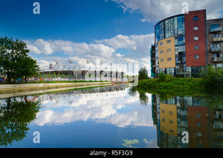 Großbritannien, England, London, Hackney Wick, River Lee Navigation und Londoner Olympiastadion 2012 Stockfoto