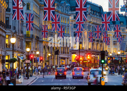 Großbritannien, England, London, Regent Street, Taxis und Union Jack Flags Stockfoto