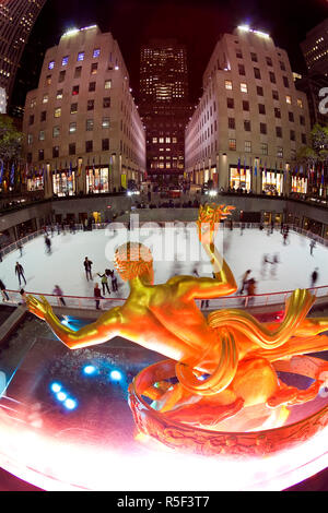 USA, New York City, Manhattan, Eislaufbahn unter dem Rockefeller Center Gebäude an der Fifth Avenue Stockfoto