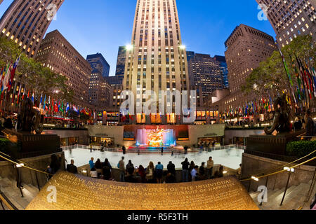 USA, New York City, Manhattan, Eislaufbahn unter dem Rockefeller Center, der Fifth Avenue Stockfoto