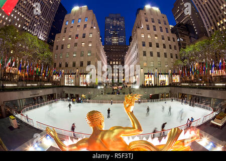 USA, New York City, Manhattan, Eislaufbahn unter dem Rockefeller Center, der Fifth Avenue Stockfoto