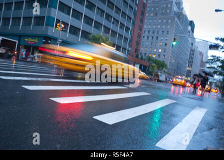 Die Taxis auf der 2nd Avenue, Midtown, Manhattan, New York City, USA Stockfoto