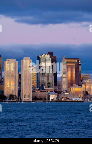 USA, Massachusetts, Boston, Stadt skline gesehen über Boston Harbor Stockfoto