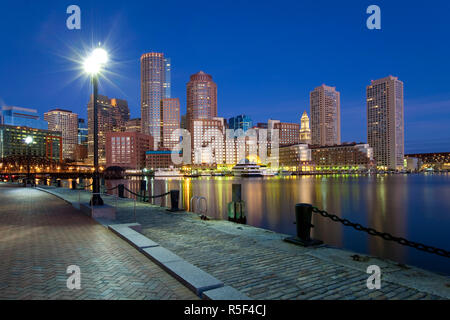 USA, Massachusetts, Boston, Skyline und den inneren Hafen einschließlich Rowes Wharf Stockfoto