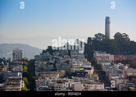 USA, Kalifornien, San Francisco, Russian Hill, Erhöhte Ansicht von North Beach und den Coit Tower von Hyde Street Stockfoto