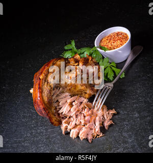 Frisch gebratene Schweinshaxe mit Senf Stockfoto