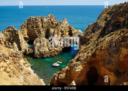 An der felsigen Küste der Algarve bei Lagos Stockfoto