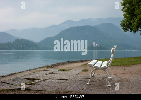 Sitzbank mit Blick auf den See von Bled Stockfoto